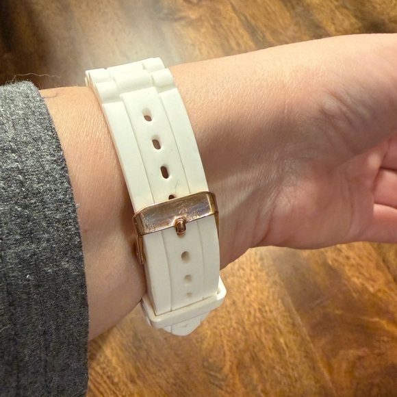 Women’s Quartz Fashion Wristwatch, Round Face with White Silicone Band - NIB